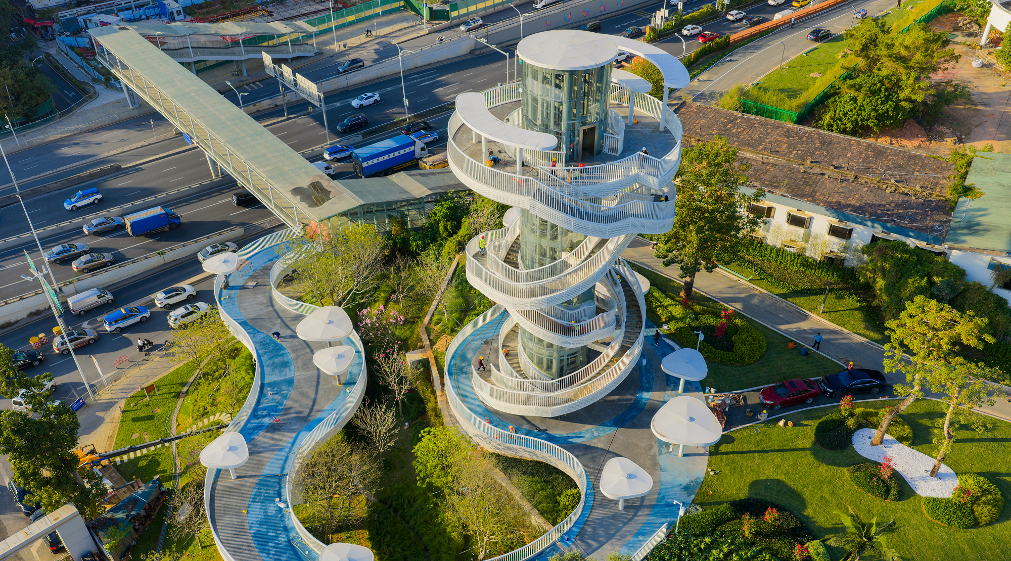 環深圳水庫綠道（二期）及圍嶺公園-東湖公園連廊天橋（東湖人行天橋、東湖賓館節點）盛大啟幕，湖光塔點亮生態新地標